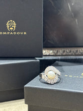 Ladda upp bild till gallerivisning, Juvelsring i 18k vitguld, pärla och diamanter 0,84ct