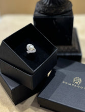 Ladda upp bild till gallerivisning, Juvelsring i 18k vitguld, pärla och diamanter 0,84ct