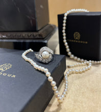 Ladda upp bild till gallerivisning, Juvelsring i 18k vitguld, pärla och diamanter 0,84ct
