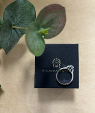 Ladda upp bild till gallerivisning, Diamantring i 18k vitguld, totalt 1,16ct
