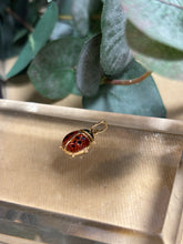 Ladda upp bild till gallerivisning, Berlock ”Nyckelpiga” 18k guld
