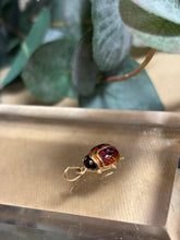 Ladda upp bild till gallerivisning, Berlock ”Nyckelpiga” 18k guld
