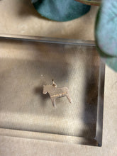 Ladda upp bild till gallerivisning, Berlock ”Dalahäst” 18k guld 1963
