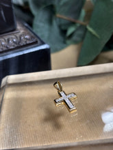 Ladda upp bild till gallerivisning, Diamantkors, 18k guld, 0,45ct
