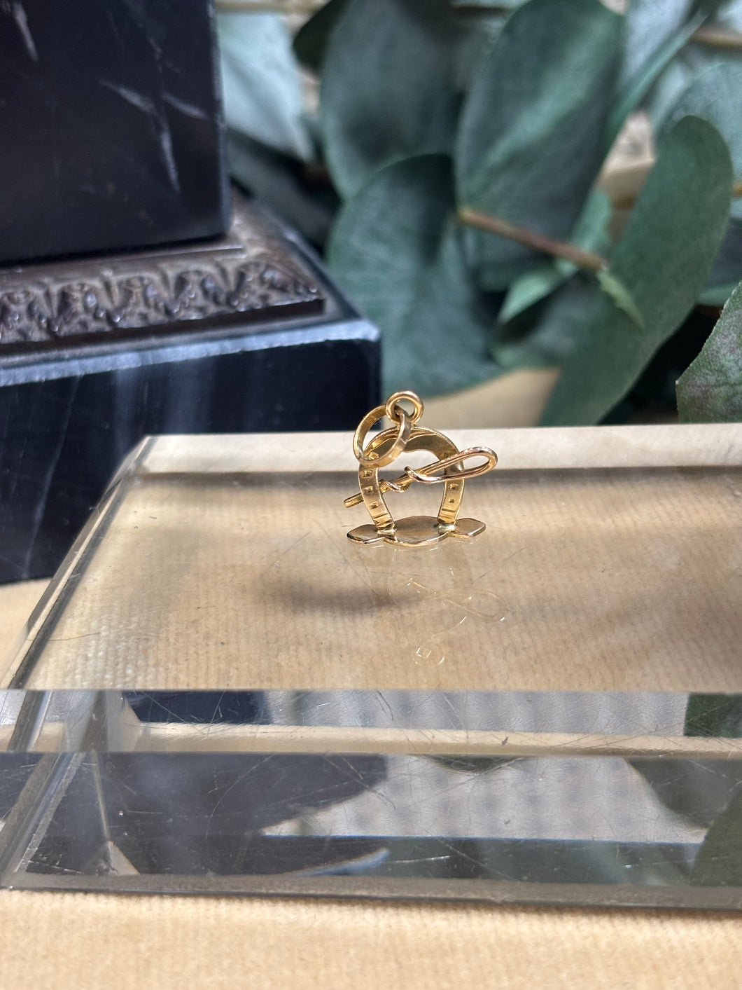 Hänge ”Hästsko & Ridspö” 18k guld