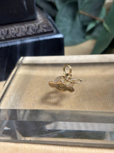 Ladda upp bild till gallerivisning, Hänge ”Hästsko &amp; Ridspö” 18k guld
