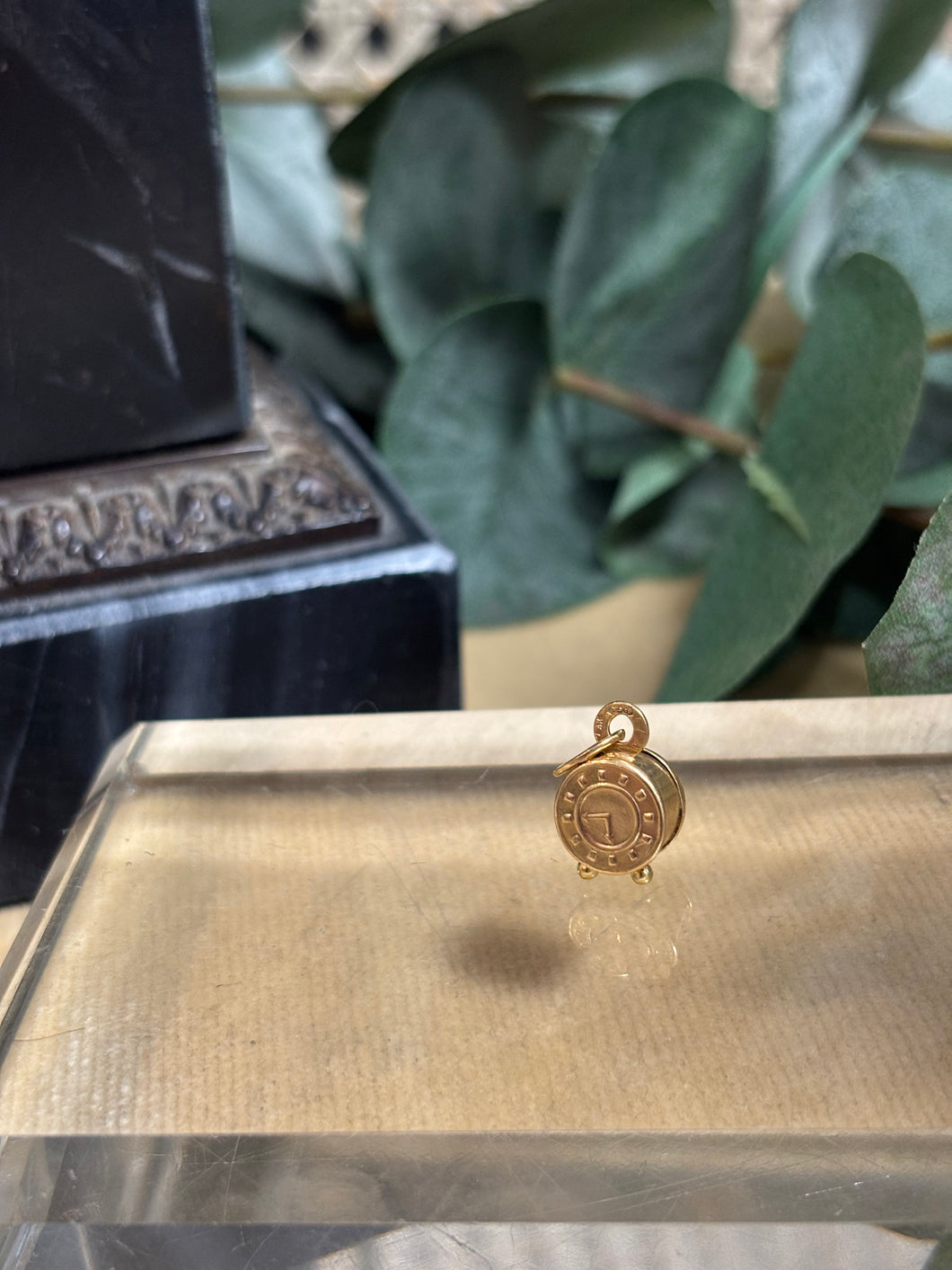 Berlock ”Väckarur” 18k guld