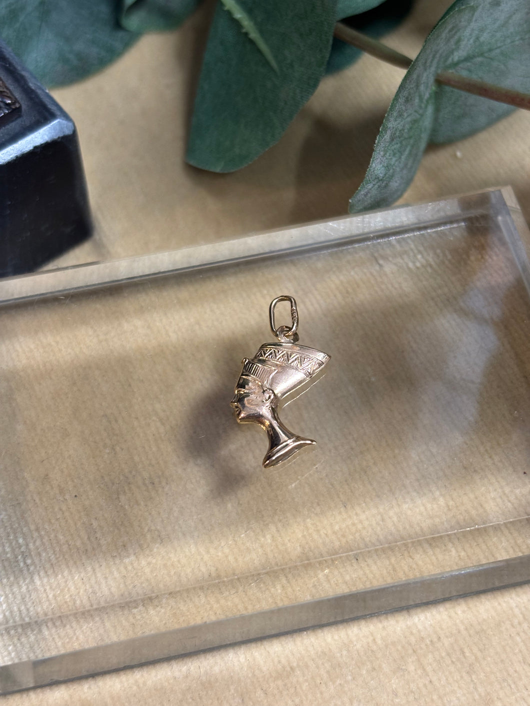 Berlock ”Nefertiti” 18k guld