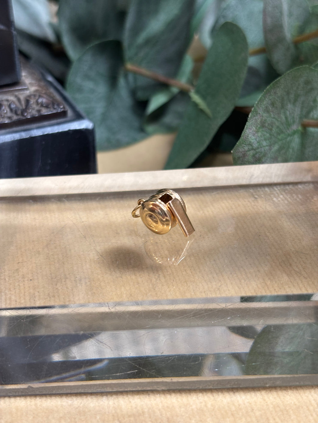 Berlock ”Visselpipa” 18k guld