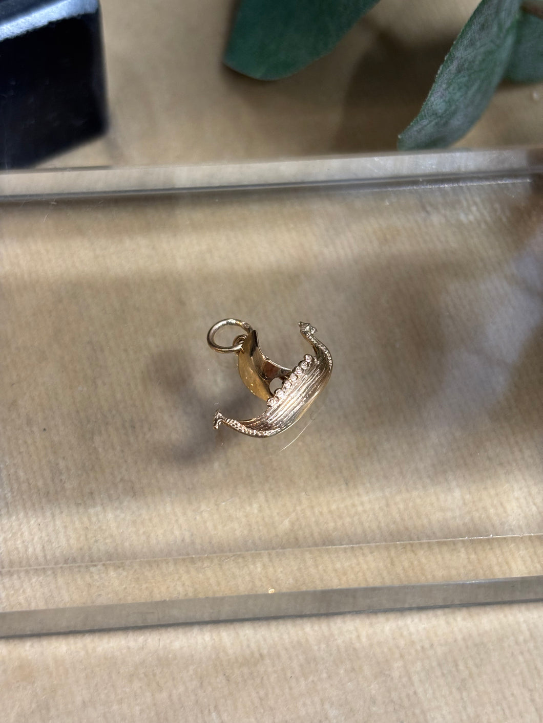 Berlock ”Vikingaskepp” 18k guld