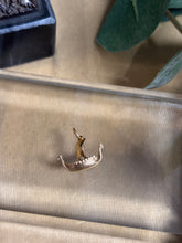 Ladda upp bild till gallerivisning, Berlock ”Vikingaskepp” 18k guld

