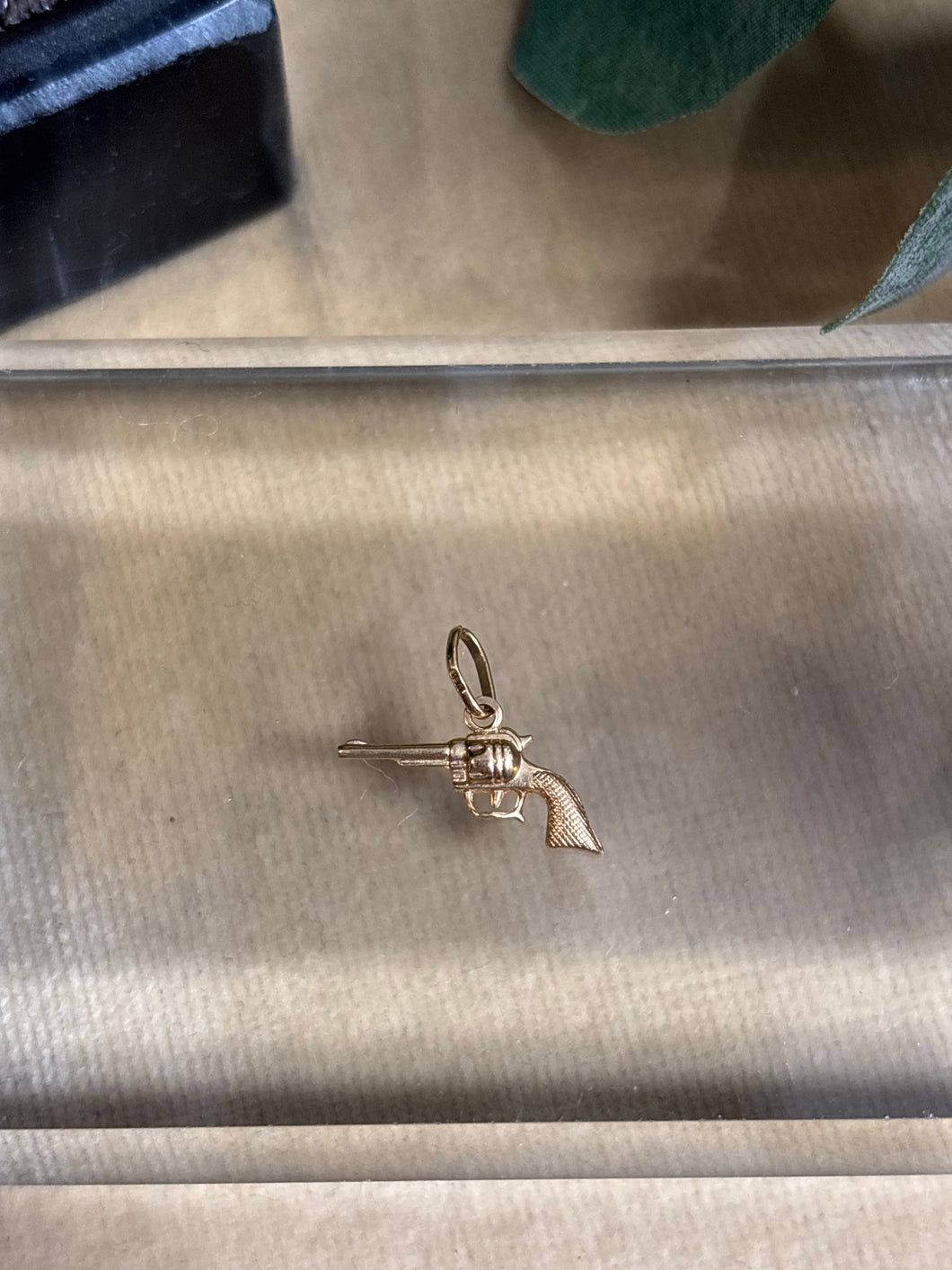 Berlock ”Revolver” 18k guld