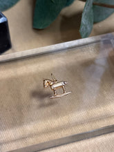 Ladda upp bild till gallerivisning, Berlock ”Gunghäst” 18k guld
