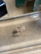 Ladda upp bild till gallerivisning, Berlock ”Gunghäst” 18k guld
