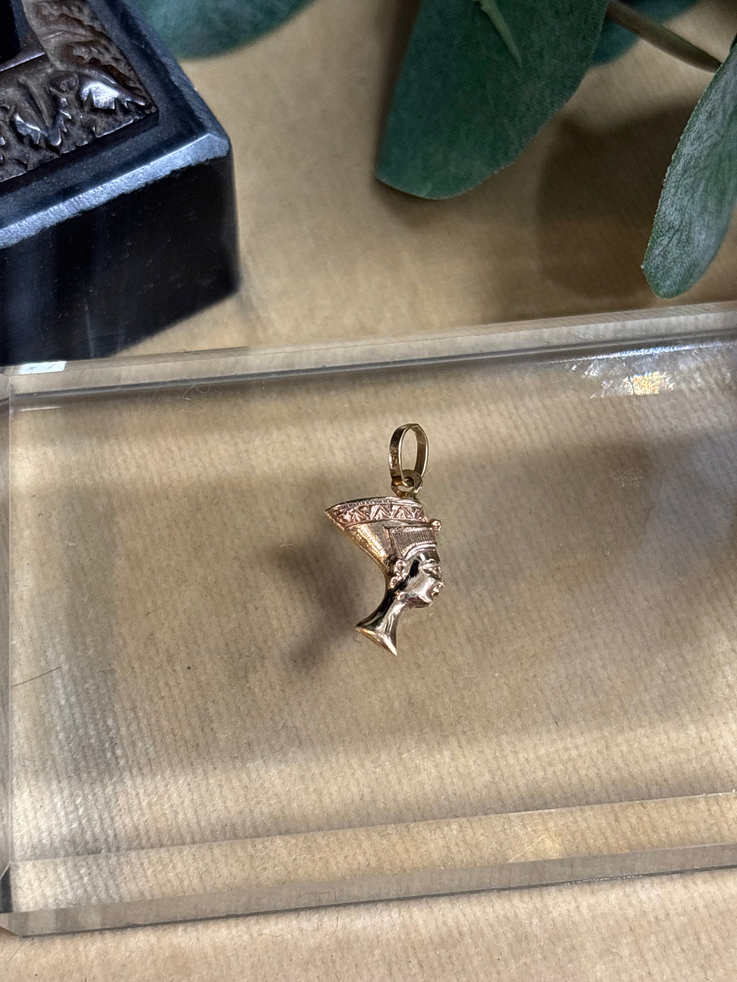 Berlock ”Nefertiti” 18k guld