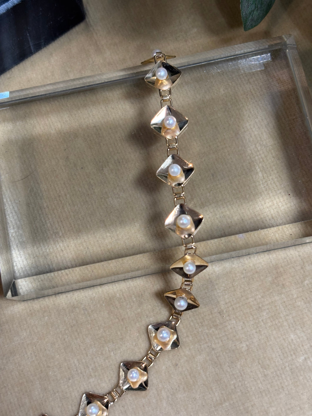 Armband, 18k guld, odlade saltvattenpärlor