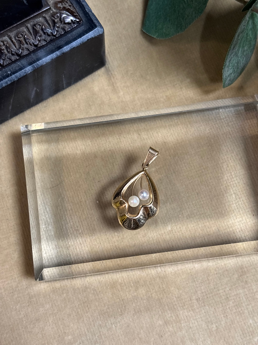 Hängsmycke, 18k guld med 2 odlade pärlor, 1972