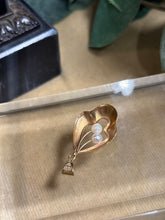 Ladda upp bild till gallerivisning, Hängsmycke, 18k guld med 2 odlade pärlor, 1972
