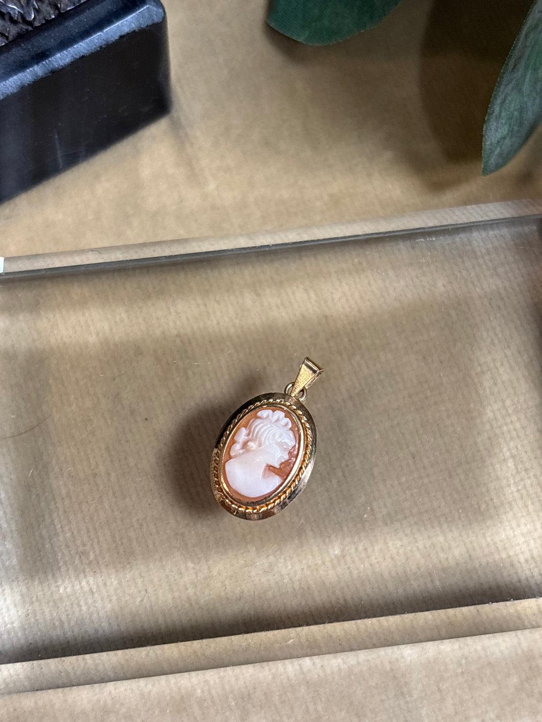 Caméhänge, 18kguld.