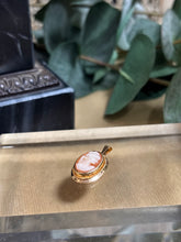 Ladda upp bild till gallerivisning, Caméhänge, 18kguld.
