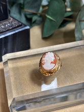 Ladda upp bild till gallerivisning, Camé, kombinerad brosch &amp; hänge. 18k guld 1957
