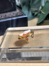 Ladda upp bild till gallerivisning, Camé, kombinerad brosch &amp; hänge. 18k guld 1957
