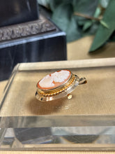 Ladda upp bild till gallerivisning, Camé, kombinerad brosch/hänge 18k guld
