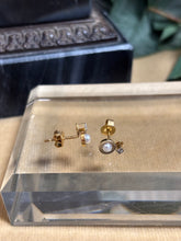 Ladda upp bild till gallerivisning, Pärlörhängen med diamanter. 18k guld.
