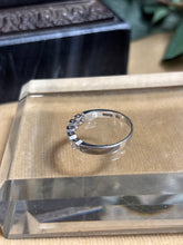 Ladda upp bild till gallerivisning, Alliansring med diamanter, 18k vitguld. Ceson 1975
