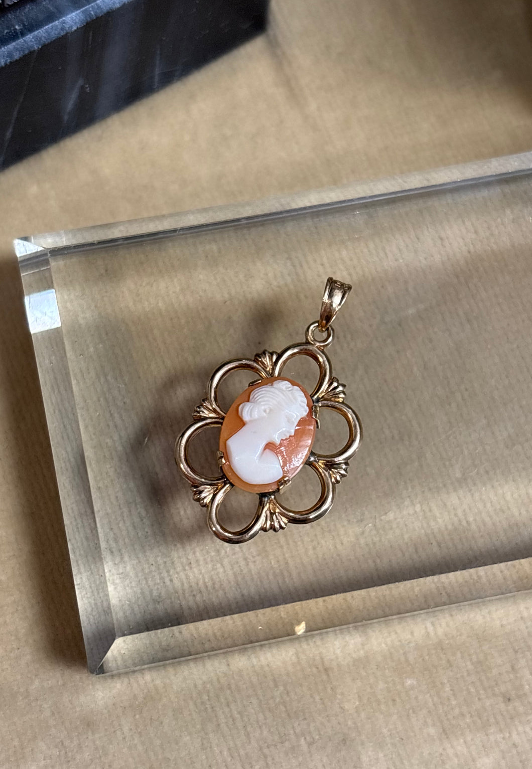 Caméhänge, 18k guld