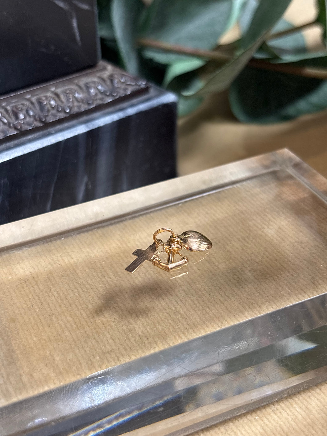 Berlock ”Tro, hopp & kärlek” 18k guld