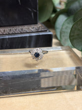 Ladda upp bild till gallerivisning, Carmosering 18k vitguld med safir och briljanter
