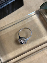 Ladda upp bild till gallerivisning, Carmosering 18k vitguld med safir och briljanter

