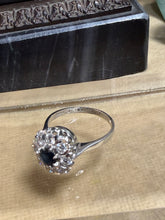 Ladda upp bild till gallerivisning, Carmosering 18k vitguld med safir och briljanter
