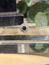 Ladda upp bild till gallerivisning, Carmosering 18k vitguld med safir och briljanter
