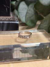 Ladda upp bild till gallerivisning, Alliansring ”Rocky” Schalins. 0,50ct
