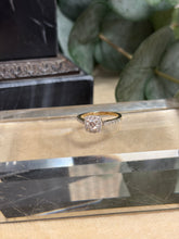 Ladda upp bild till gallerivisning, Haloring i 18k guld. Diamanter 0,71ct
