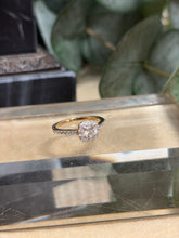 Ladda upp bild till gallerivisning, Haloring i 18k guld. Diamanter 0,71ct
