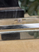 Ladda upp bild till gallerivisning, Haloring i 18k guld. Diamanter 0,71ct
